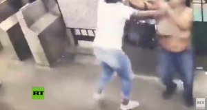 Imágenes sensibles: Mujer apuñala a otra mujer durante brutal pelea (VIDEO)