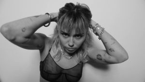 Hueso y pellejo: La FOTO por la cual critican a Miley Cyrus