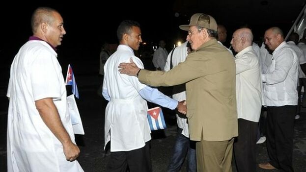 Las claves por las que EEUU sanciona a funcionarios que explotan a médicos cubanos en el extranjero