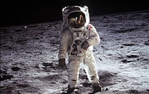 Los mitos de Apolo 11: De la bandera “flameando” en la Luna a los detalles secretos del traje de los astronautas