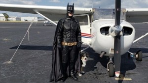 Se viste de Batman para rescatar a animales que van a ser sacrificados y les busca adopción