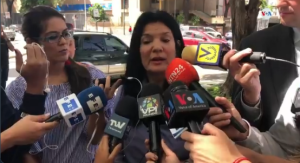 Familiares de detenidos en la Dgcim piden a delegación de Bachelet que ingresen a la sede (VIDEO)
