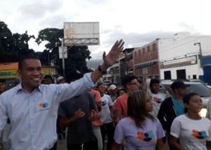 Leocenis regresó a Venezuela con una caminata en el barrio La Morán (Fotos)