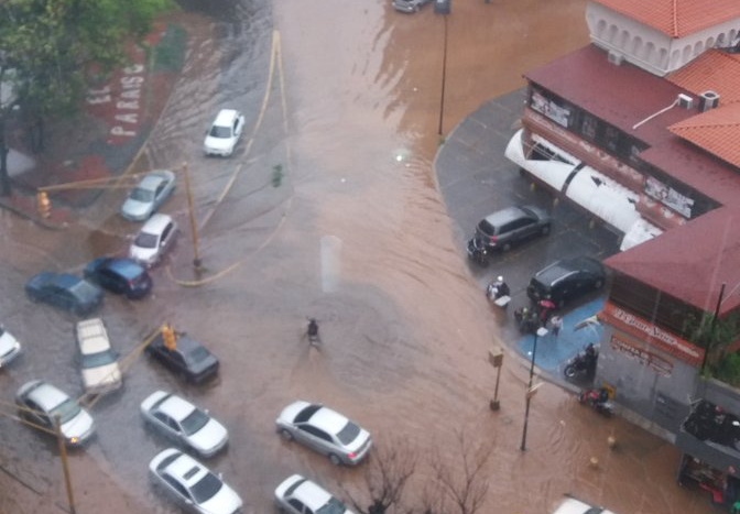 La Av. Páez de El Paraíso quedó INUNDADA tras las lluvias de este #8Jul (Fotos)