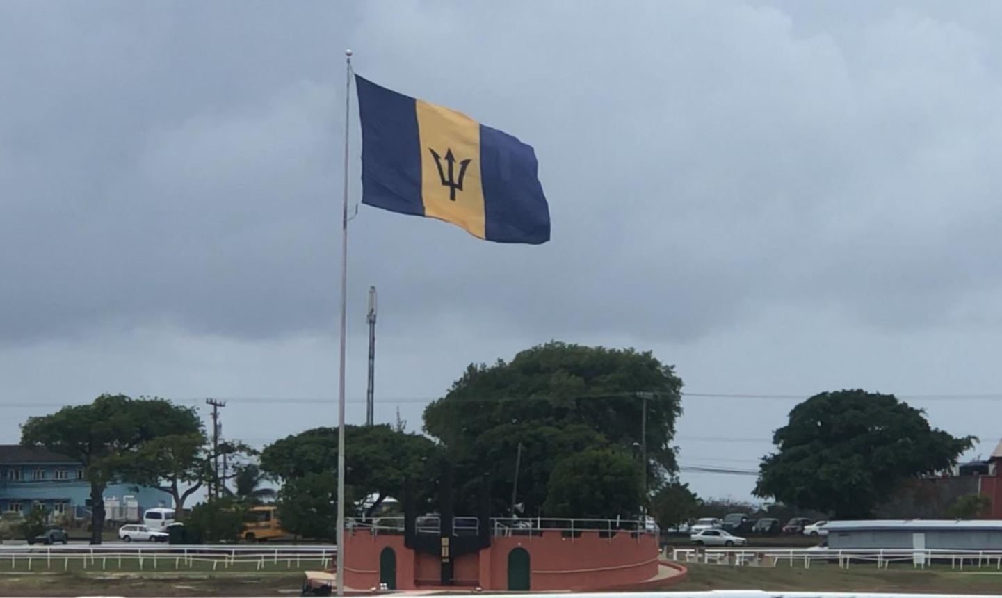 В великобритании спустили флаги. Барбадос флаг фото. Флаг фото Барбадос 2020 года-.