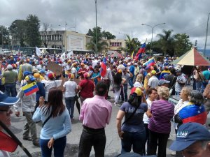 EN FOTOS: Los guaros se mantienen en la calle en apoyo a Guaidó #5Jul