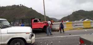 ¡INSÓLITO! Saquean camión de COCOS en la autopista Valle-Coche #4Jul