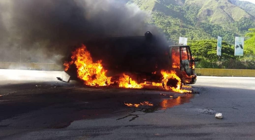 Reportan incendio de un camión de aseo en la urbanización Miranda (Fotos)