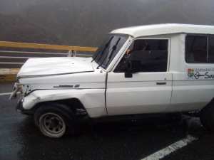 Jeep perdió control en la autopista Caracas-La Guaira y chocó contra baranda del primer viaducto #12Jul  (FOTOS)