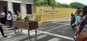 No tenían para el entierro y atravesaron el ataúd en la entrada del cementerio de Naguanagua (fotos)