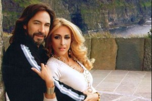 La esposa de Marco Antonio Solís quedó expuesta con ardiente foto en la playa
