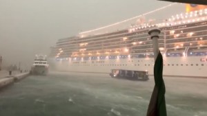 Un segundo crucero pierde el control en Venecia (video)