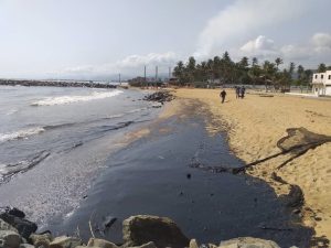 Derrame de hidrocarburos desde Planta Centro en Carabobo también afecta a las costas de Falcón (Fotos)