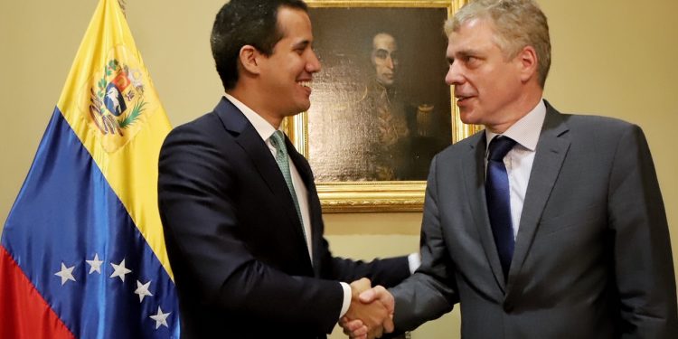 Embajador de Alemania en Venezuela y Guaidó vuelven a estrechar las manos (FOTO)