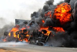 Al menos 50 muertos en Nigeria al explotar un camión cisterna con combustible