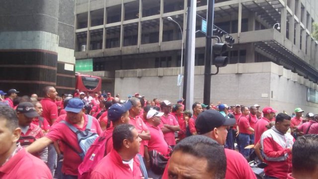 Trabajadores de Gas Comunal de Miranda protestan en Puente LLaguno. Imagen cortesía. 