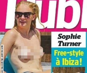 Revista francesa publica foto de Sophie Turner desnuda tomando sol en Ibiza
