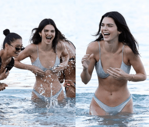 Kendall Jenner MOJADITA y chapoteando en la playa con un bikini provocador (FOTOS)