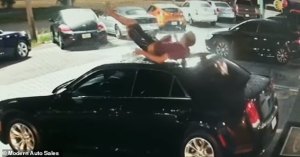 EN VIDEO: Se tiró de un edificio, aterrizó en un carro… se paró y se fue