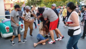 La brutal PALIZA entre una familia que aterrorizó a niños en Disneyland (Video)