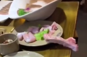 VIRAL: ¡De miedo! Un pollo “zombi” se arrastra por el plato mientras comensal grita de terror (VIDEO)