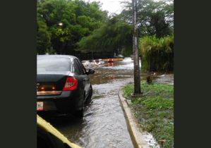 Reportan retraso en la redoma de Prados del Este tras fuertes lluvias este #8Jul