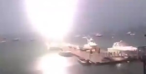 Capturan el INCREÍBLE MOMENTO en que un rayo fulmina un velero durante tormenta (EL VIDEO)