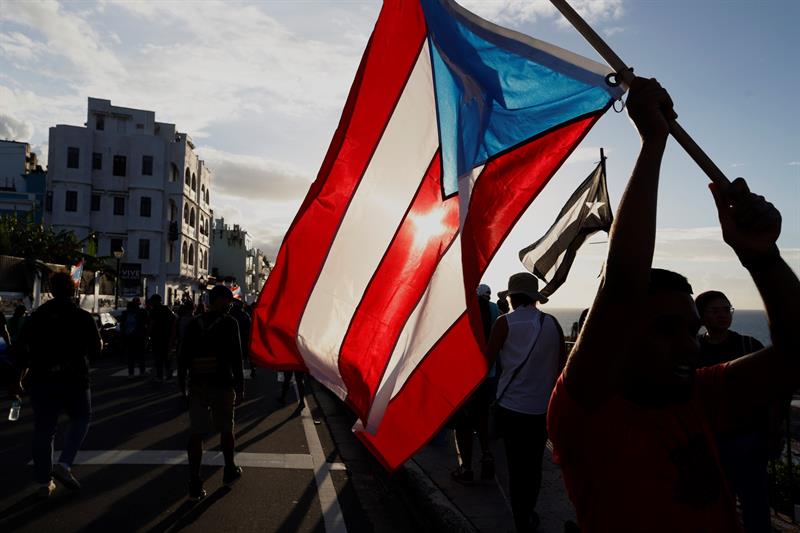El gobernador de Puerto Rico entrega oficialmente su carta de dimisión
