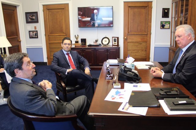 El embajador de Colombia en EE.UU., Francisco Santos, y Carlos Vecchio, representante del líder opositor Juan Guaidó junto al  congresistas Albio Sires. Imagen cortesía.  