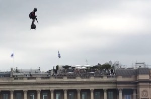 En VIDEO: El “hombre volador” que visibiliza la fuerza militar de Francia