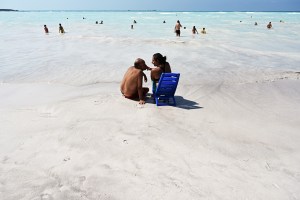 El secreto detrás de esta inquietante pero irresistible playa de arena blanca en Italia (FOTOS)