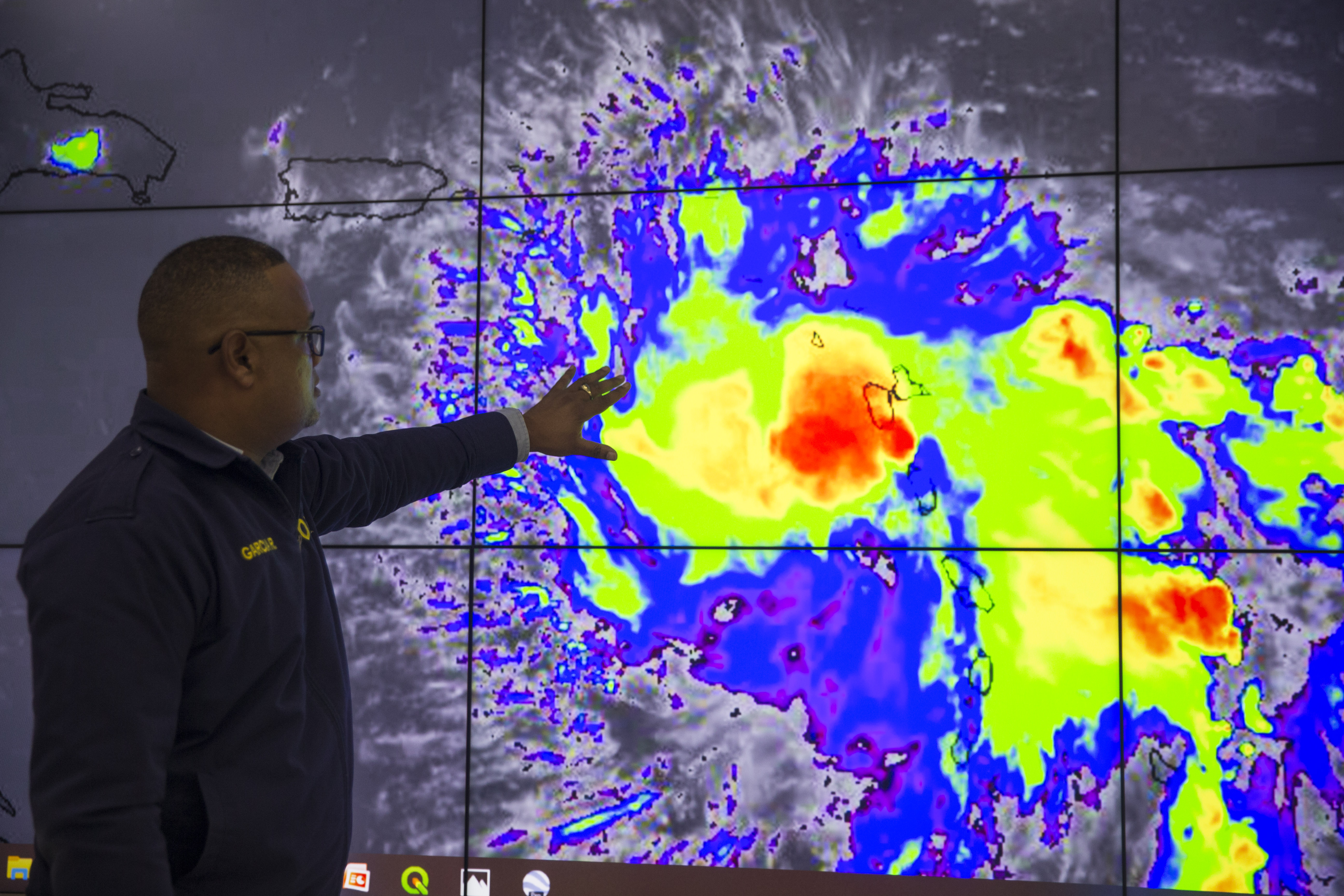 Dorian se convierte en huracán antes de tocar Puerto Rico