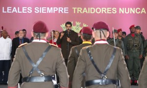 Maduro está solo con los militares y grupos delictivos, dicen los venezolanos en el exilio