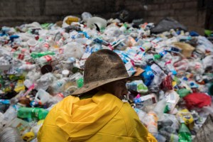 La basura que sale del mar encuentra un camino reciclable en Venezuela (Fotos)