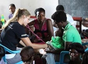 Fue voluntaria contra la desnutrición en Uganda: Ahora la enjuician por la muerte de 105 niños