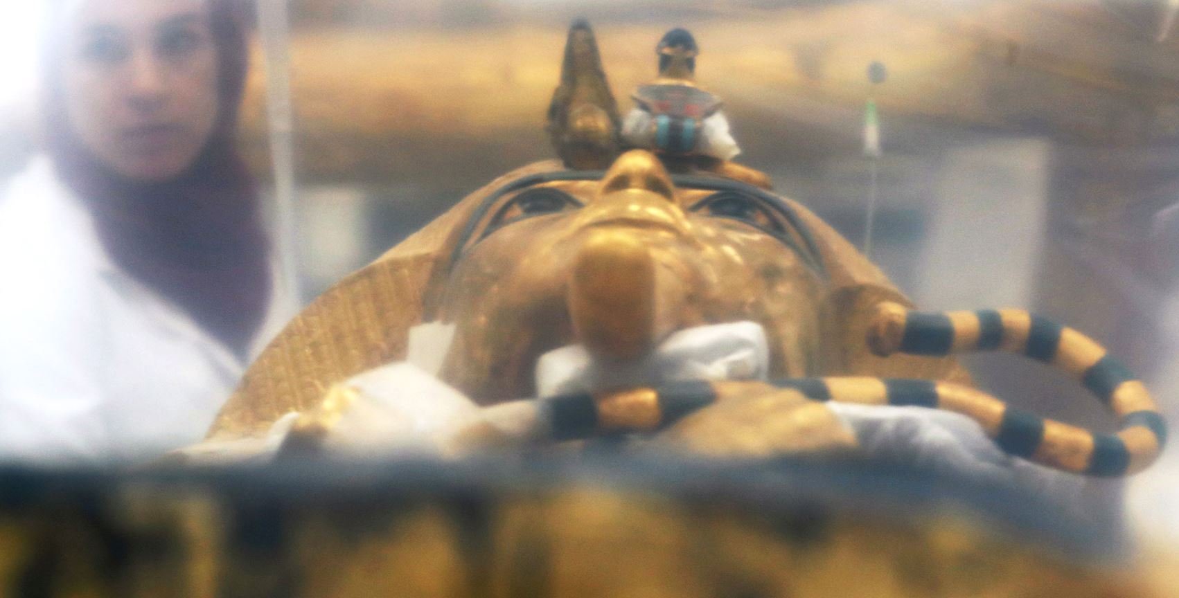 El escrupuloso trabajo para restaurar por primera vez el valioso sarcófago de Tutankamón (FOTOS)