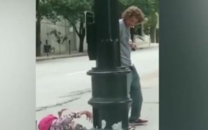 Hombre alarmó Kansas al arrastrar el cuerpo inerte de una mujer por la calle… (Video)