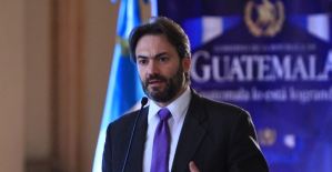 Misión antimafias de ONU acusa de espionaje telefónico a ministro guatemalteco
