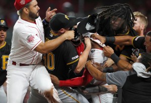 MLB suspendió a este venezolano por participar en una mega trifulca entre Piratas y Rojos