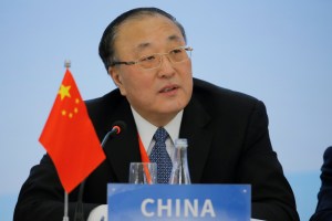 Pekín está listo para guerra comercial con EEUU, dice el nuevo enviado de China a la ONU
