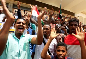 Consejo militar y líderes de protestas firman acuerdo de transición en Sudán