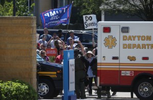 Manifestantes esperan a Trump en Dayton, donde murieron nueve personas tras tiroteo