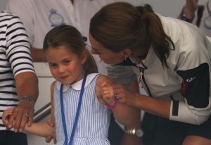 La TRAVESURA de la princesa Charlotte que incomodó a Kate Middleton en público (Fotos)