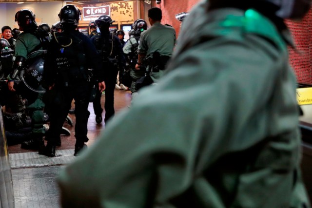 La policía antidisturbios detiene a manifestantes contra el proyecto de ley de extradición en la estación Taikoo Shing Mass Transit Railway (MTR) en Hong Kong, China, 11 de agosto de 2019. REUTERS / Tyrone Siu