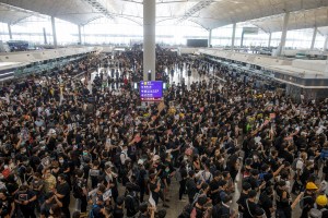 Aeropuerto de Hong Kong suspende sus vuelos por protestas (Fotos)