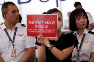 Por segundo día consecutivo: Hong Kong amanece con más de 300 vuelos cancelados (Fotos)