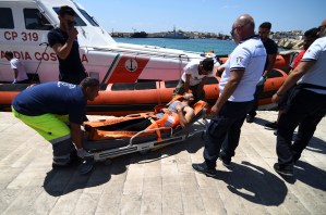 Aumenta tensión en barco de rescate “Open Arm”, 10 inmigrantes saltan por la borda (Fotos)