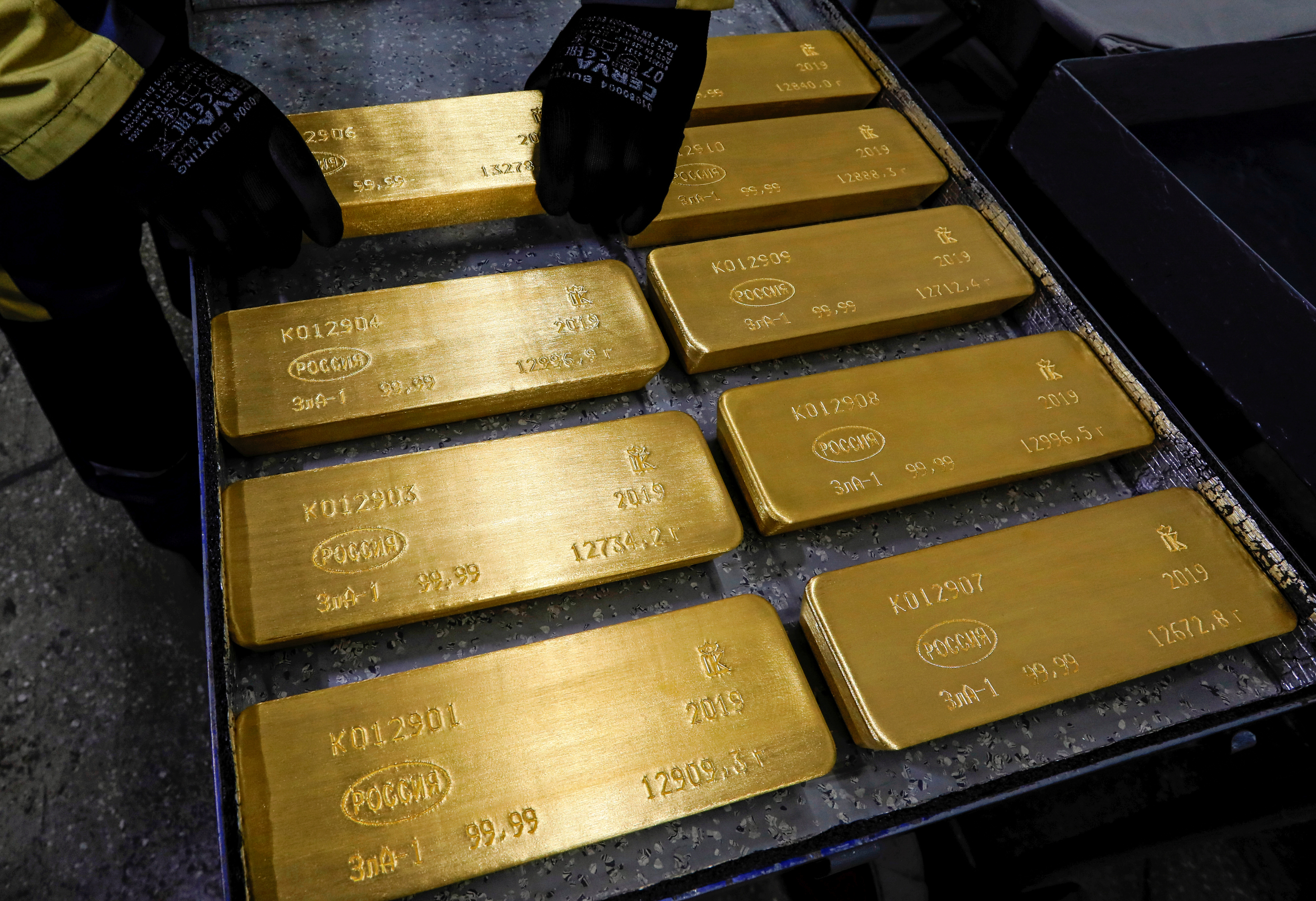 Цена троицкой унции золота. Слиток золотой. Золотые ETF. Тройская унция золота. Золотовалютные резервы Италии.