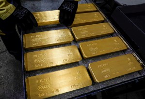 El oro supera la barrera de 1.800 dólares por onza por primera vez desde 2011