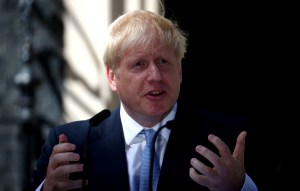 Boris Johnson y la UE se lanzan cuchillos afilados en medio de gran tensión